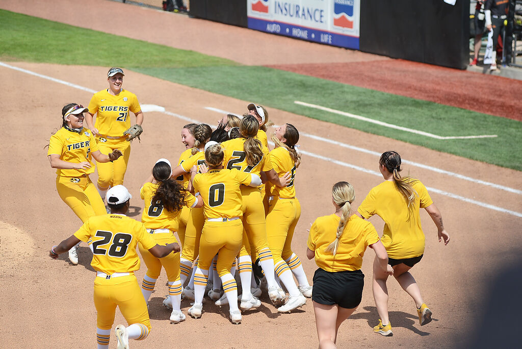 Missouri celebrates their 5-0 win